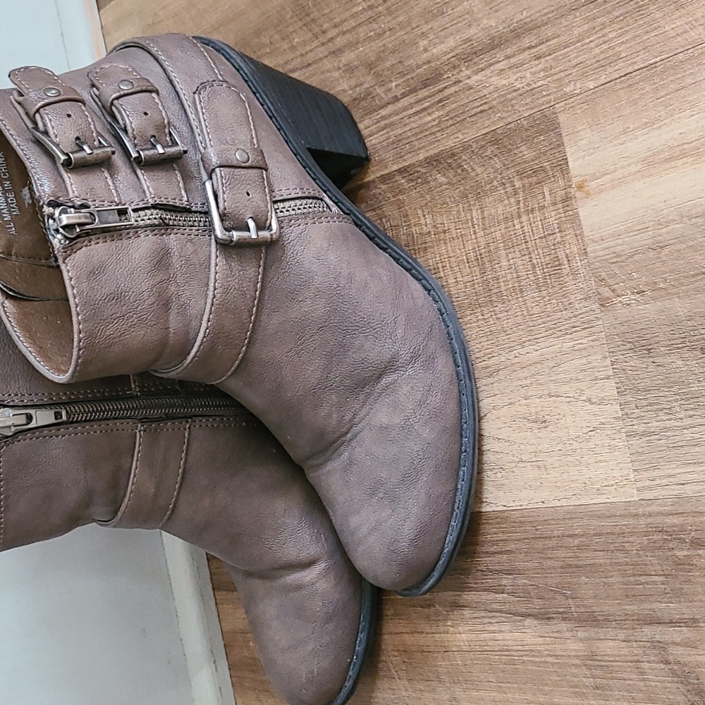 7.5 Buckle Booties Ruff Hewn - Picture 2 of 5